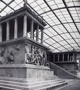 Пергамский алтарь — Эллинизм