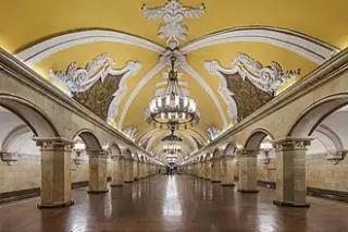 Станция «Комсомольская» — Социалистический реализм
