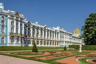 Екатерининский дворец — Петровское и елизаветинское барокко